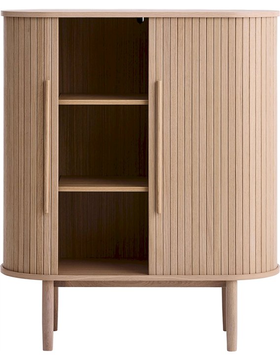 Commode haute rainurée claire portes ouvertes, étagères intérieures visibles