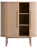 Commode haute rainurée claire portes entrouvertes, vue de face