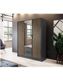 Armoire anthracite à lattes bois clair dans une pièce au mobilier gris