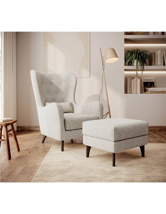 Pouf beige clair avec fauteuil et lampadaire dans une pièce lumineuse