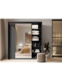 Armoire coulissante noire à portes cannelées et miroir, vue de trois quarts