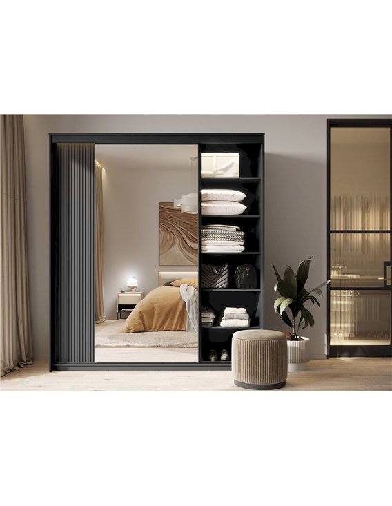 Armoire coulissante noire à portes cannelées et miroir, vue de trois quarts