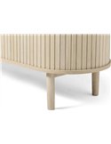 Commode bois clair, détail d'un pied rond et du bord arrondi