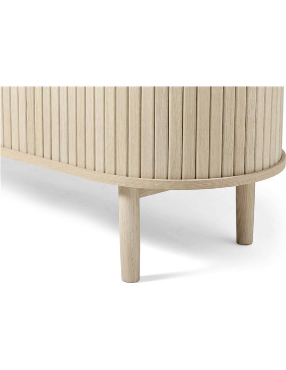 Commode bois clair, détail d'un pied rond et du bord arrondi