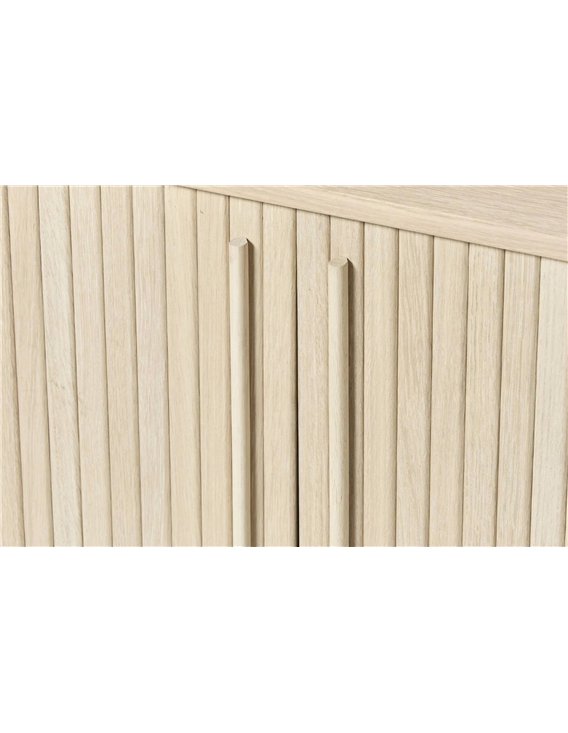 Commode bois clair, gros plan sur les poignées verticales et les lattes
