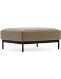 Pouf taupe devant un canapé dans un salon clair