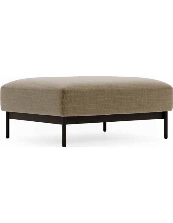 Pouf taupe devant un canapé dans un salon clair