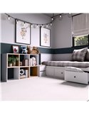 Étagère ouverte 6 niches modulable blanche et bois clair près d'un lit dans une chambre