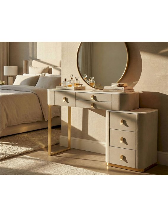 Coiffeuse beige avec miroir rond doré dans une chambre lumineuse