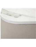 Détail du bord arrondi du plateau blanc sur le caisson beige