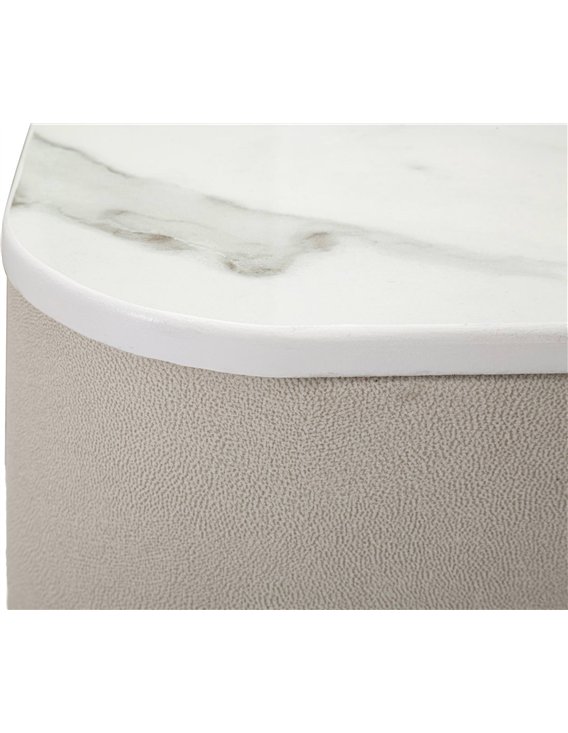 Détail du bord arrondi du plateau blanc sur le caisson beige