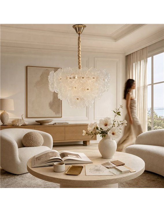 Suspension fleur en verre glamour allumée dans un salon, au-dessus d'une table basse ronde