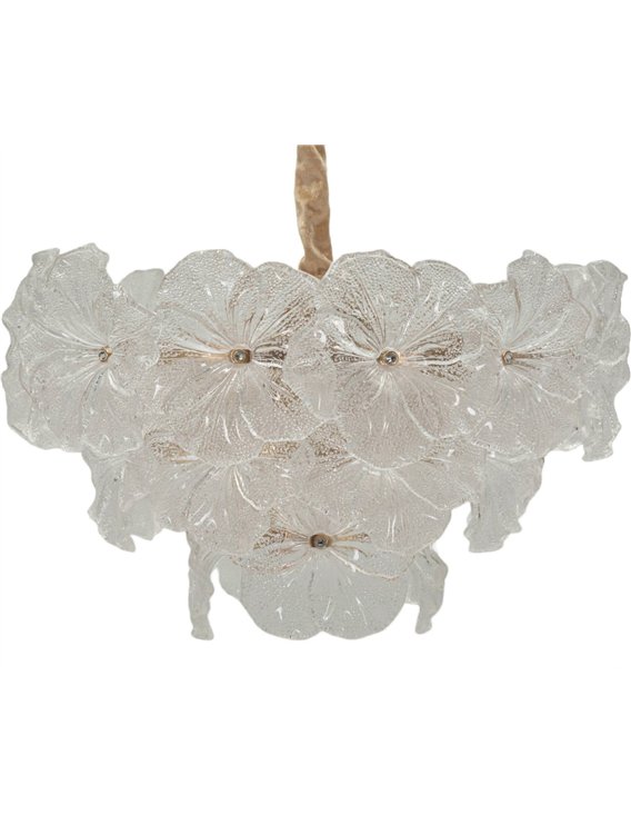 Suspension fleur en verre glamour vue de côté, en gros plan sur l'empilement des fleurs