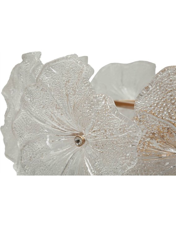 Gros plan sur les pétales ondulés en verre de la suspension fleur en verre glamour