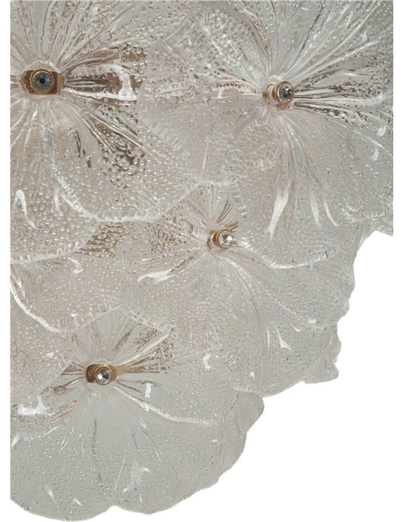 Détail des bords festonnés et des bulles du verre de la suspension fleur en verre glamour