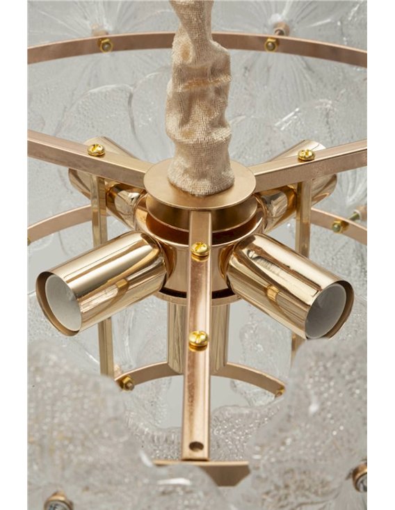 Vue de dessous de la suspension fleur en verre glamour, avec la structure dorée et les douilles