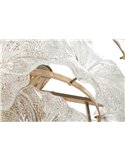 Vue en contre-plongée de la suspension fleur en verre glamour, avec les anneaux métalliques