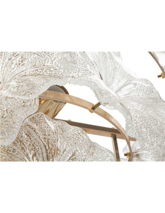Vue en contre-plongée de la suspension fleur en verre glamour, avec les anneaux métalliques