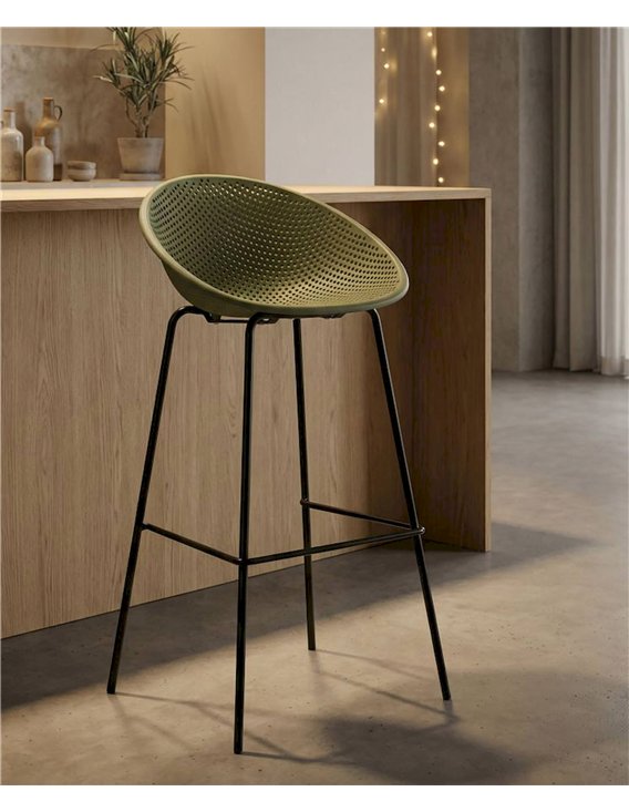 Tabouret de bar vert kaki dans une cuisine, près d'un plan de travail en bois