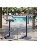 Tabouret bleu marine près d'une table haute sur une terrasse au bord de la piscine