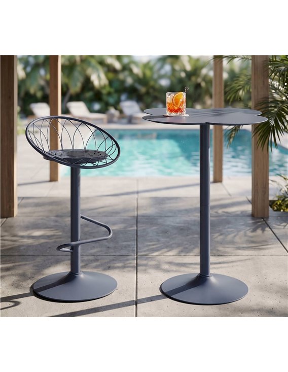 Tabouret bleu marine près d'une table haute sur une terrasse au bord de la piscine