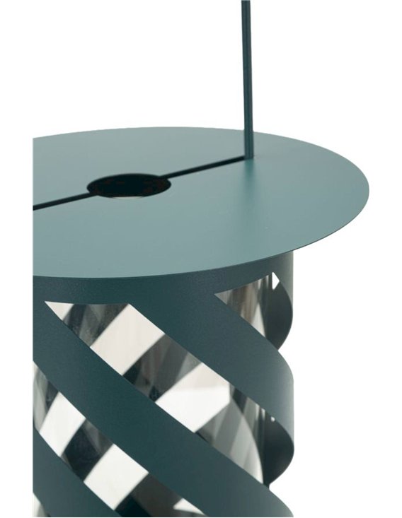 Détail de la lanterne vert foncé, bandes torsadées et paroi en verre