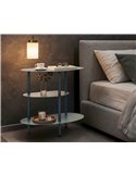 Table de chevet bleu canard dans une chambre avec lampe, livre et bougie