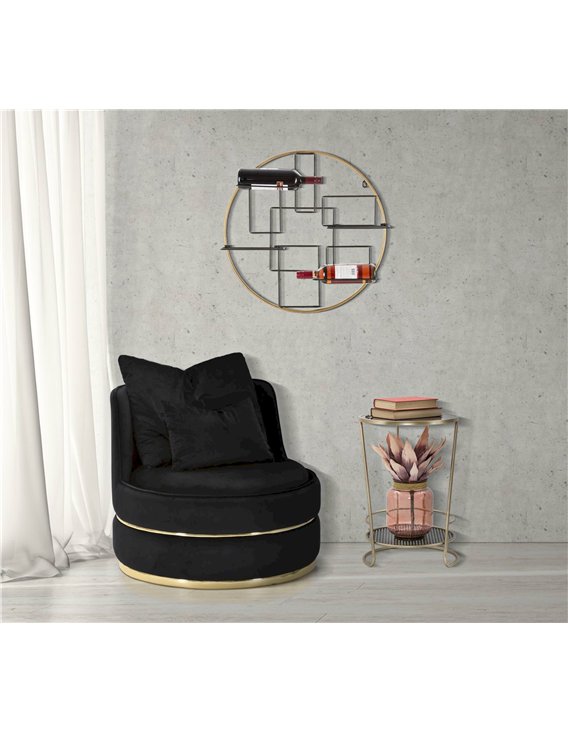 Fauteuil rond noir avec coussins dans un intérieur, à côté d'une étagère murale