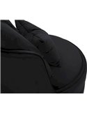 Détail des coussins noirs et du rebord du fauteuil
