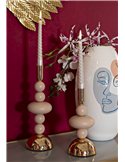 Les deux bougeoirs en teinte beige rosé, pied doré et tige dorée, fond blanc