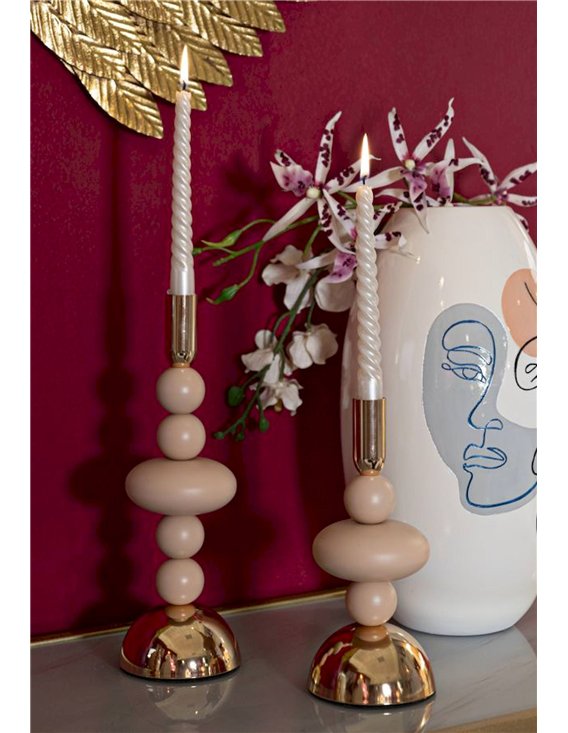 Les deux bougeoirs en teinte beige rosé, pied doré et tige dorée, fond blanc