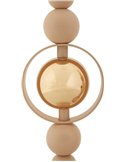 Détail d'un bougeoir en fer rosé, sphère dorée cerclée d'un anneau et perles