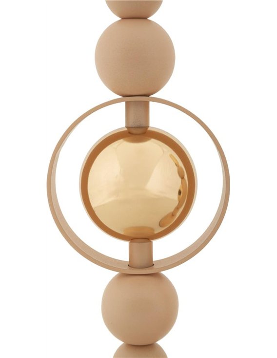 Détail d'un bougeoir en fer rosé, sphère dorée cerclée d'un anneau et perles
