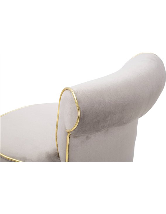 Gros plan sur le dossier enroulé du tabouret gris taupe et son passepoil doré