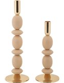Bougeoirs beige et doré avec bougies blanches torsadées dans un salon