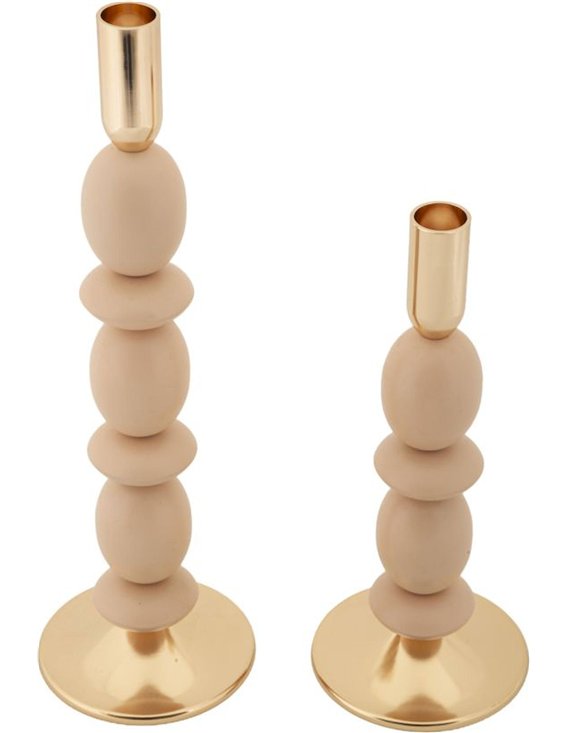Bougeoirs sculptural beige posés sur un plateau miroir devant une toile