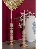 Set de bougeoirs beige et doré sur console, bougies allumées et vase blanc