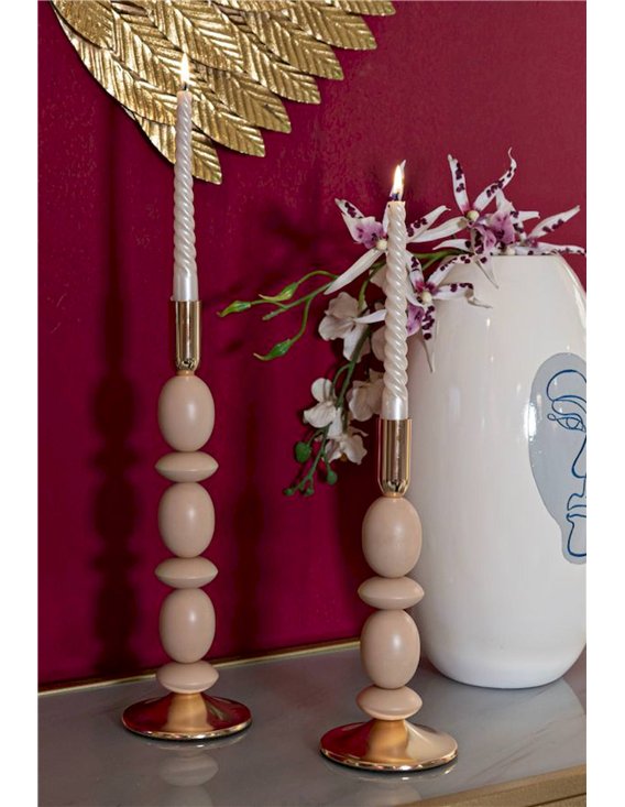 Set de bougeoirs beige et doré sur console, bougies allumées et vase blanc