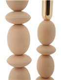 Gros plan sur les formes ovales beige mat et la bobèche dorée brillante