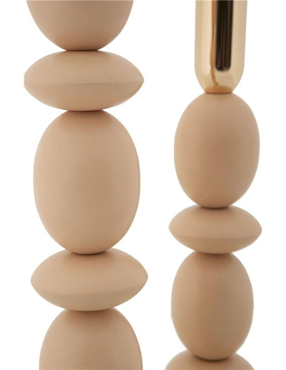 Gros plan sur les formes ovales beige mat et la bobèche dorée brillante