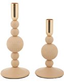 Bougeoirs en situation dans un salon avec bougies allumées et canapé gris