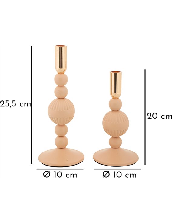 Bougeoirs en situation sur une table, bougies allumées et fenêtre en fond