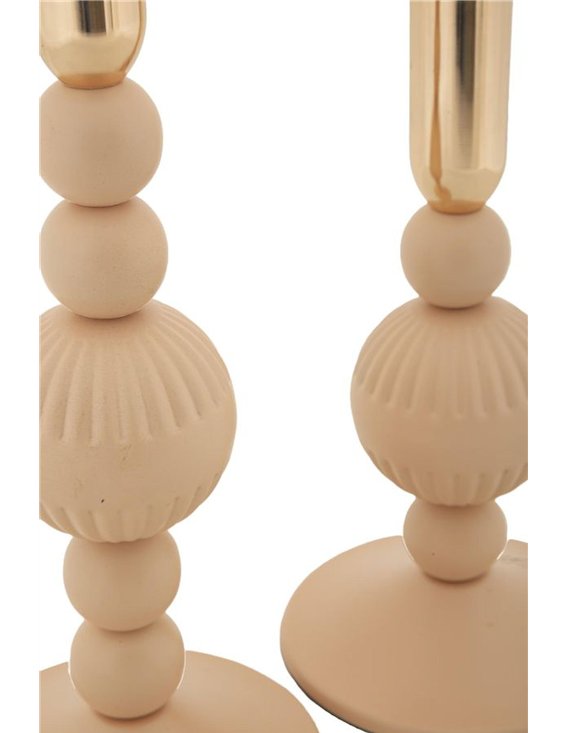 Gros plan sur les boules cannelées et le pied d'un bougeoir beige rosé