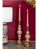 Bougeoirs à bougies allumées posés sur une table, décor de salon