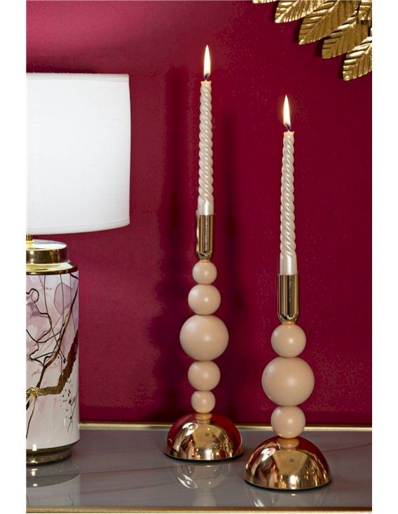 Bougeoirs à bougies allumées posés sur une table, décor de salon
