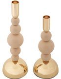 Vue de détail des sphères superposées beige rosé et du pied doré