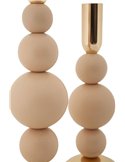Gros plan sur les boules beige rosé et l'embout doré des bougeoirs