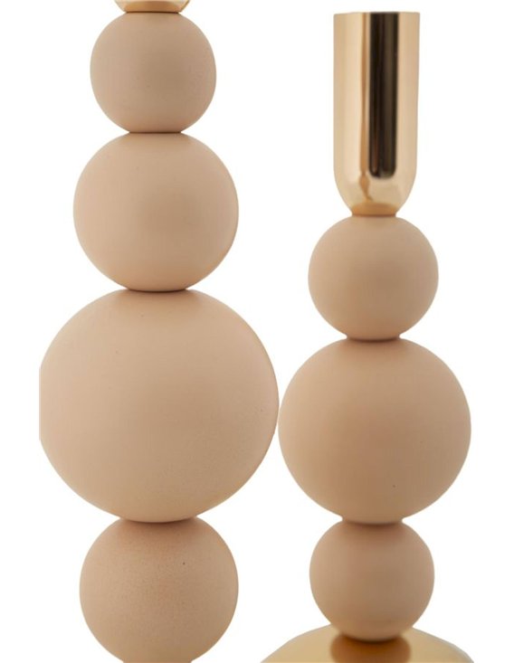 Gros plan sur les boules beige rosé et l'embout doré des bougeoirs