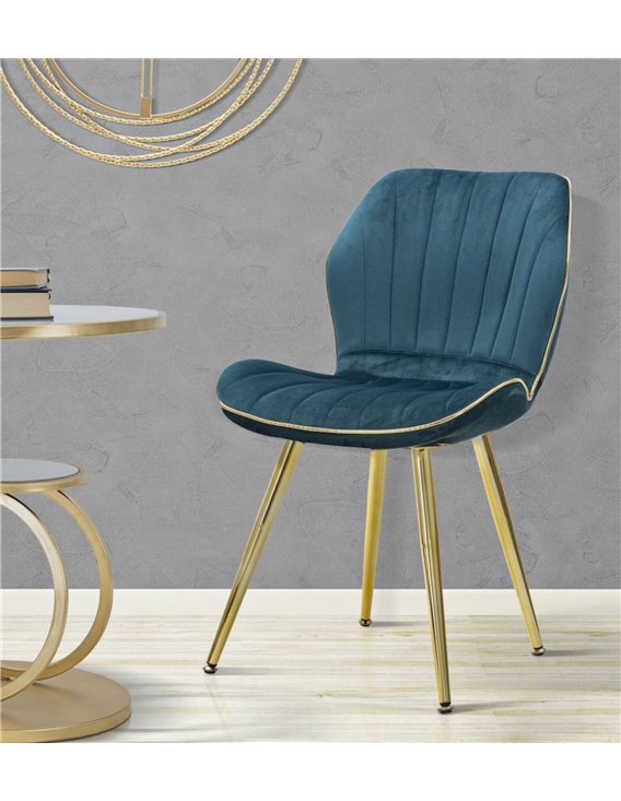 Chaise bleu canard capitonnée dans un décor gris avec table dorée