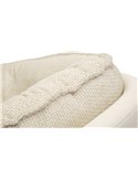Gros plan sur le bord du coussin tissé crème du fauteuil rétro enveloppant
